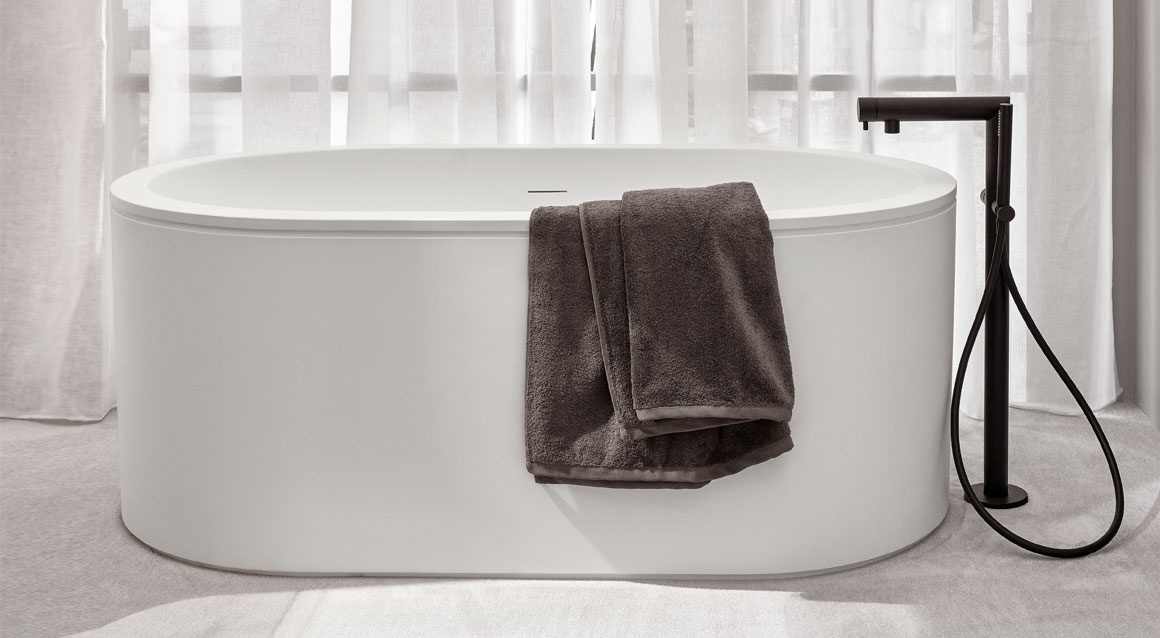 Cibele L bath tub