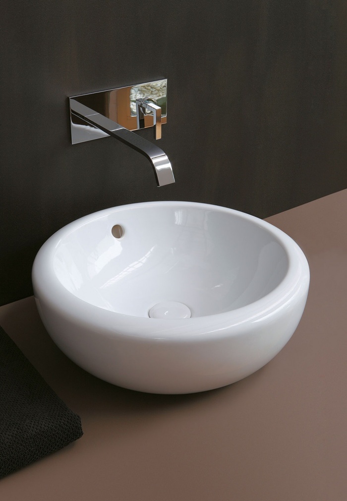 Gloss White Fluid45 washbasin.
