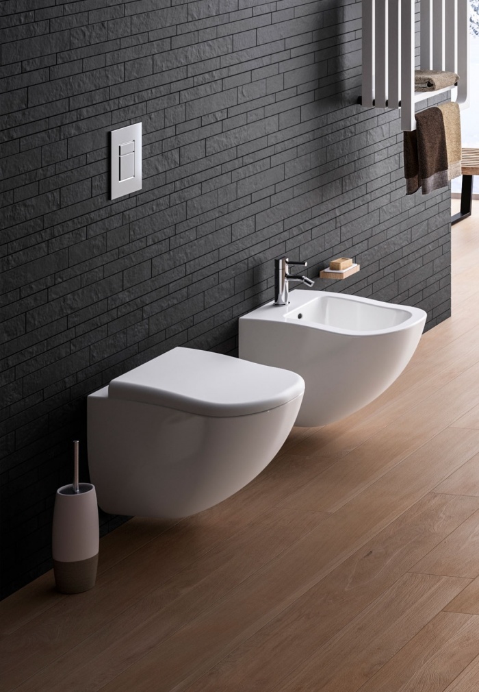 Wall-hung wc and bidet. Glossy White finishes.